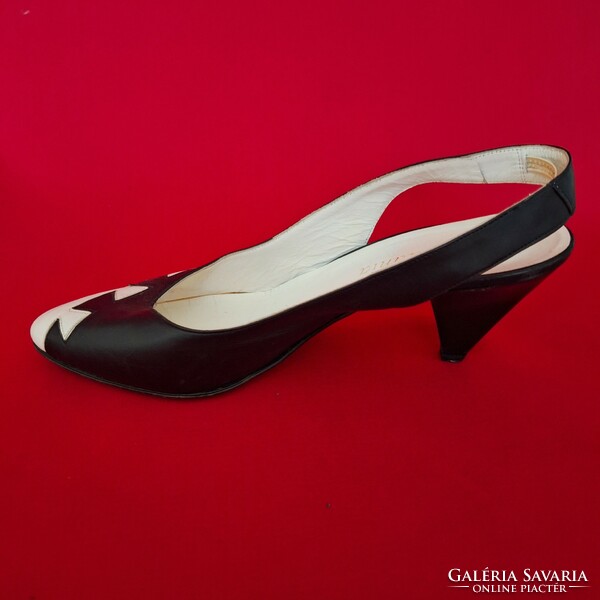 Vintage, olasz fekete- fehér női bőr cipő, hátul pántos.