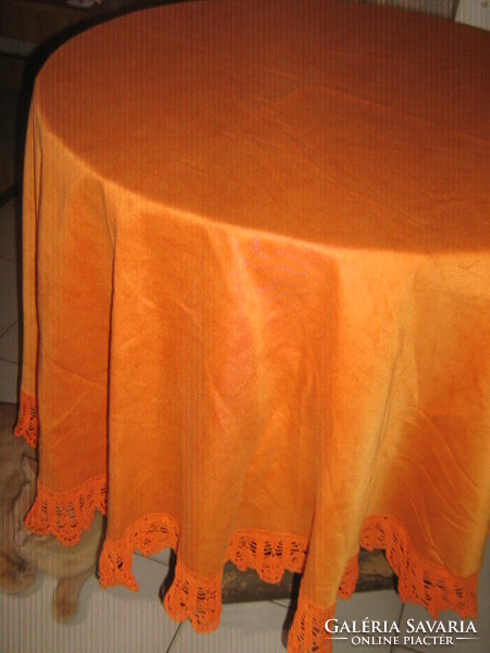 Gyönyörű hatalmas vidám narancs színű kézzel horgolt szélű kerek terítő