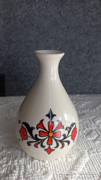 Zsolnay virágmintás jelzett kis porcelán váza, 12 X 7 cm, nyílása: 2,5 cm, talp átmérő: 4,5 cm