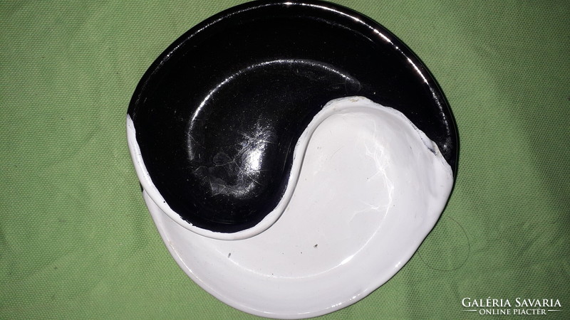 Beautiful art deco yin-yang black and white craftsman table terracotta bowl 15 x 5 cm as shown in the pictures