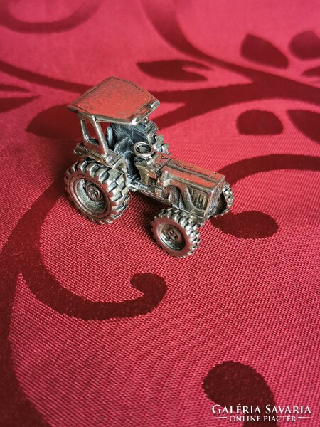 Ezüst miniatűr traktor