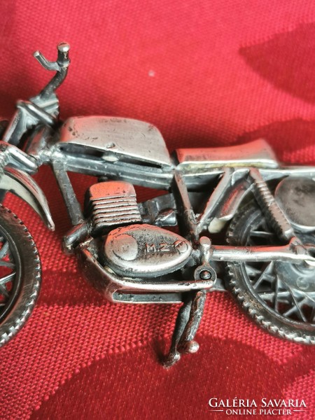 Ezüst miniatűr MZ motor