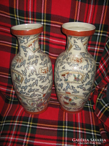 A pair of gold-painted Chinese vases