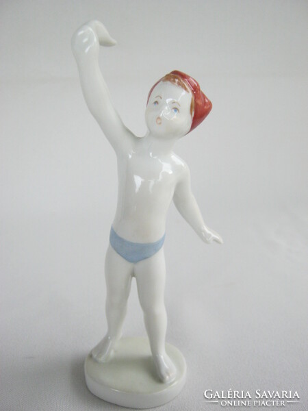 Aquincumi porcelán integető kisfiú