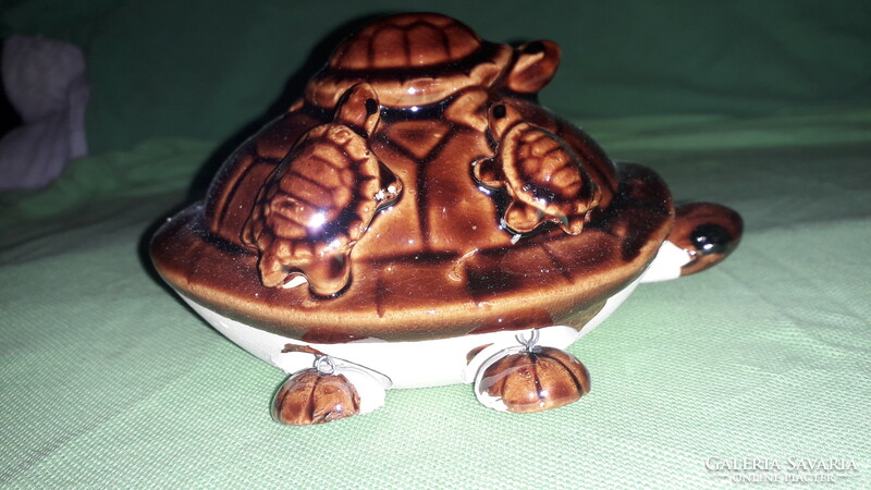 Nagyon szép mindenét mozgató nagy porcelán teknős figura hátán utódokkal 17x8 cm képek szerint