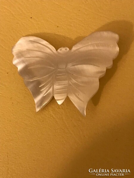 Vintage/retro brooch pin. Old but never used. Presumably mother-of-pearl. Very nice butterfly shape