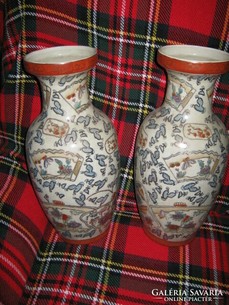 A pair of gold-painted Chinese vases