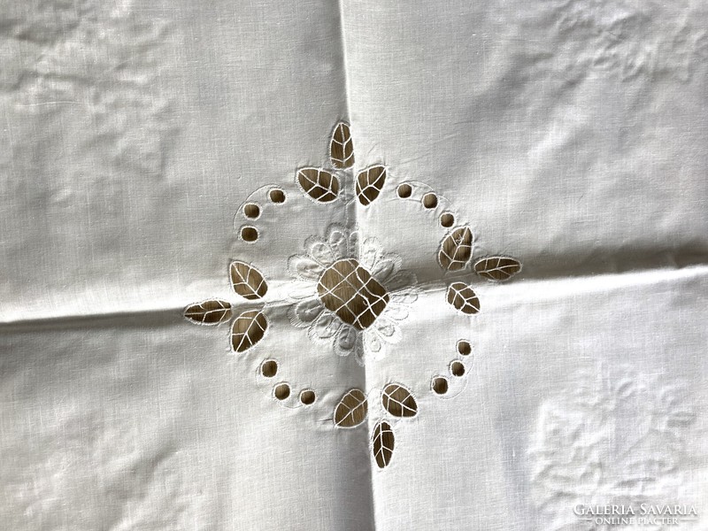 Hand-embroidered, starched tablecloth 110x90 cm