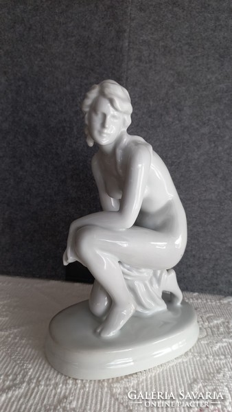 Zsolnay fehér mázas porcelán térdelő női akt, jelzett, 23 X 15 X 9 cm