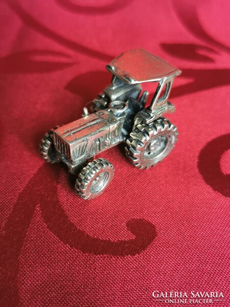Ezüst miniatűr traktor