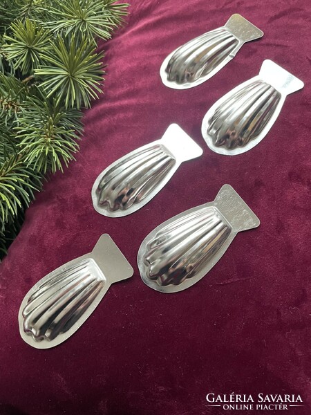 5 metal cake pans, chocolate moulds, - madeleine