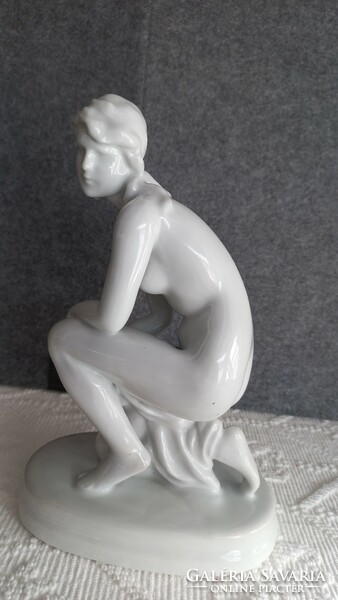 Zsolnay fehér mázas porcelán térdelő női akt, jelzett, 23 X 15 X 9 cm