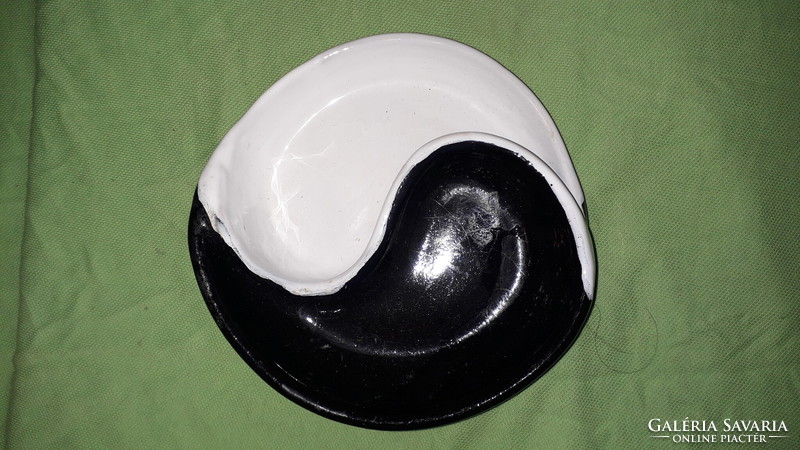 Beautiful art deco yin-yang black and white craftsman table terracotta bowl 15 x 5 cm as shown in the pictures