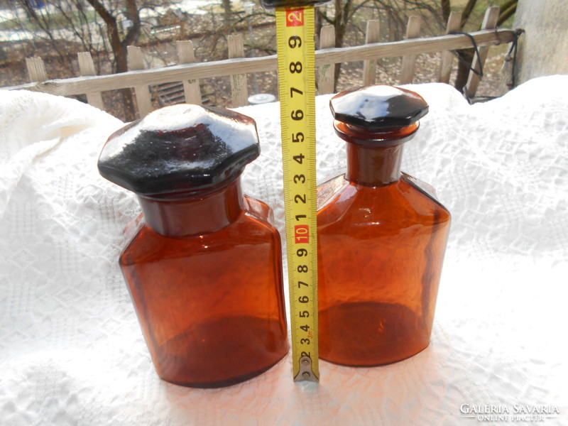 2 db barna színű gyógyszertári üveg eredeti dugóval -az ár a 2 db-ra értendő