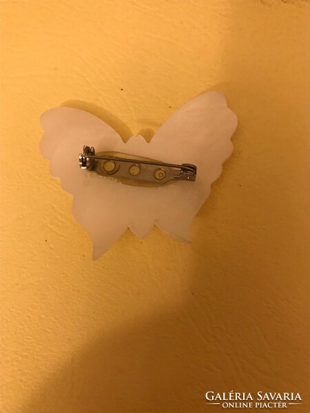 Vintage/retro brooch pin. Old but never used. Presumably mother-of-pearl. Very nice butterfly shape