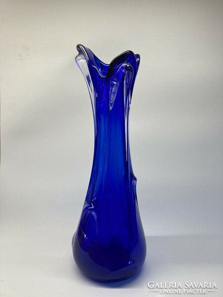 Kobaltkék üveg váza extravagáns kialakítással, hibátlan