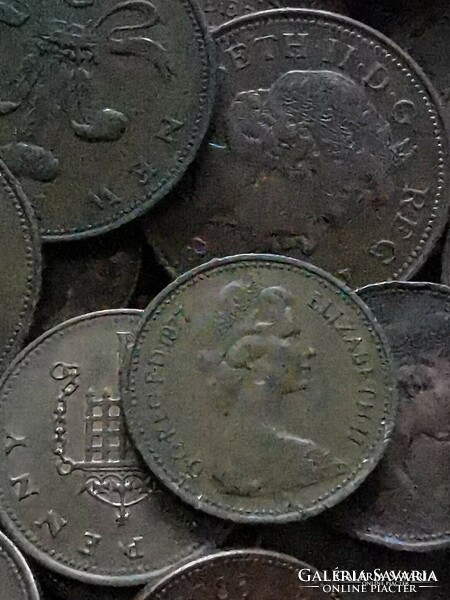 19.5 Kg 1 and 2 pennies! All with Queen Elizabeth II reverse!