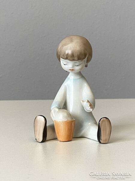 Sandbox playing retro painted raven house porcelain figurine 10 cm