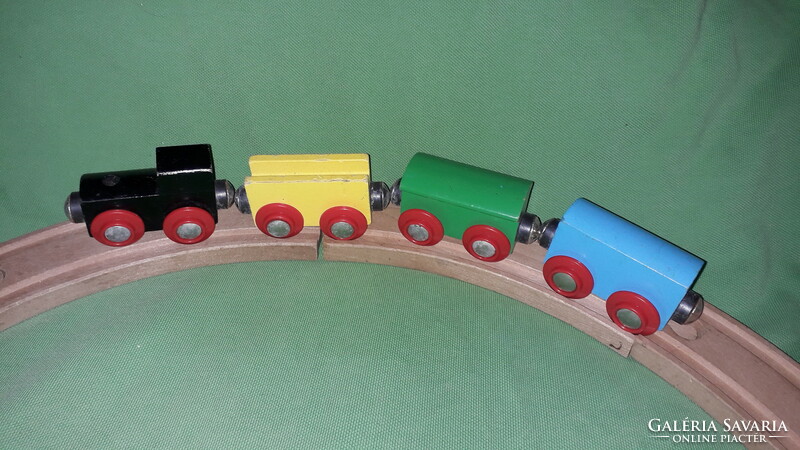 Retro wooden magnetic toy miniature railway with 25 cm assembly on a 44 cm diameter circular track as shown in the pictures