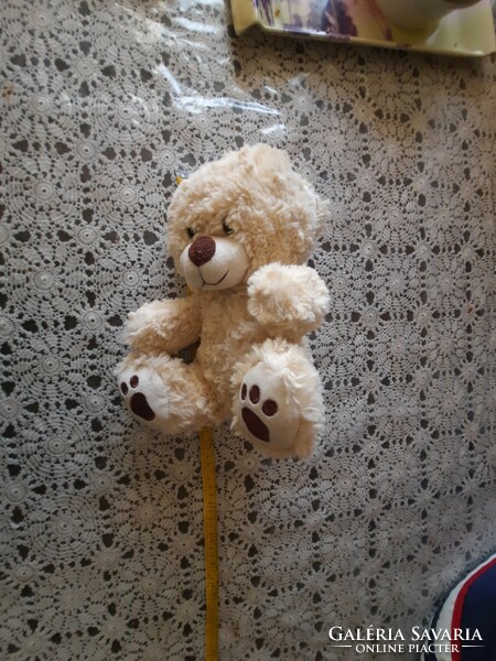 Plüss játék, ülő teddy mackó,  28 cm magas, Alkudható