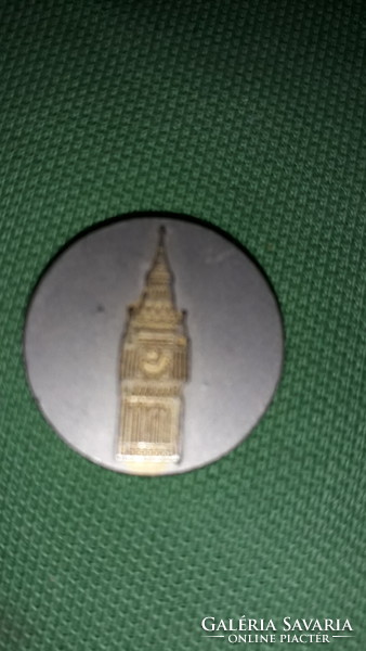 Régi angol fém medál aranyozott BIG BEN óratornya dombor mintával 2,8 cm a képek szerint