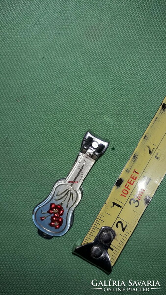 Retro fire enamel guitar-shaped key ring steel nail clip as shown in the pictures