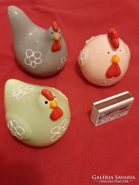Mázas kerámia csirkék eredeti dobozukban. 3 darabos tavaszi dekoráció. Színes, vidám karakterek.