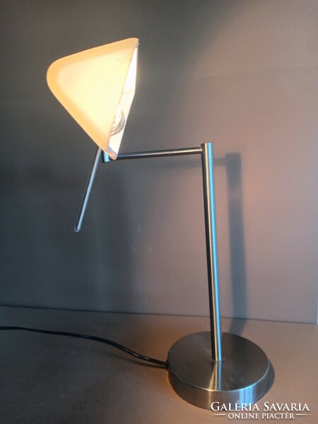 Modern design lengőkaros asztali lámpa. Alkudható.
