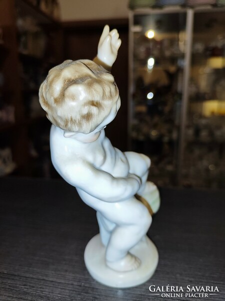 Herend peeing putto