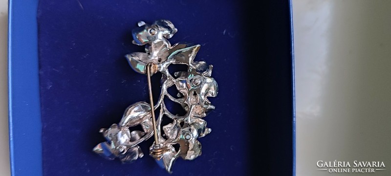 Floral brooch