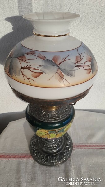 Szecessziós majolika asztali petróleumlámpa, kézzel festett búrával, restaurált