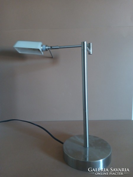 Modern design lengőkaros asztali lámpa. Alkudható.