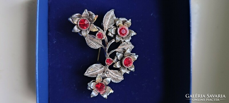 Floral brooch