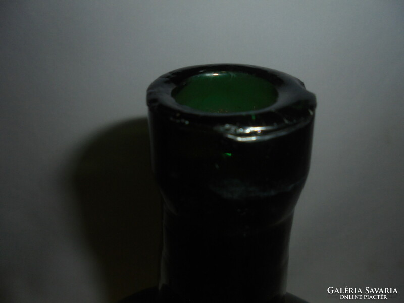 Régi, zöld színű demizson, lapos üveg