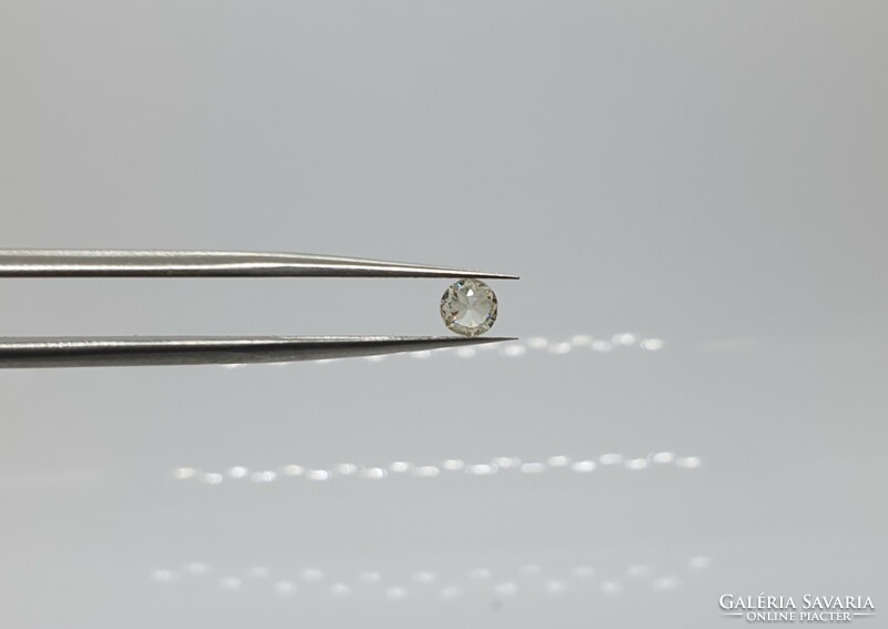 Extra 0.27 carat brilliant-cut diamond. With certification..