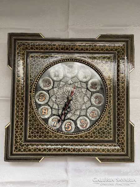 Álomszép csont intarziás keretben nagyon szépen megmunkált fém számlapos fali óra.