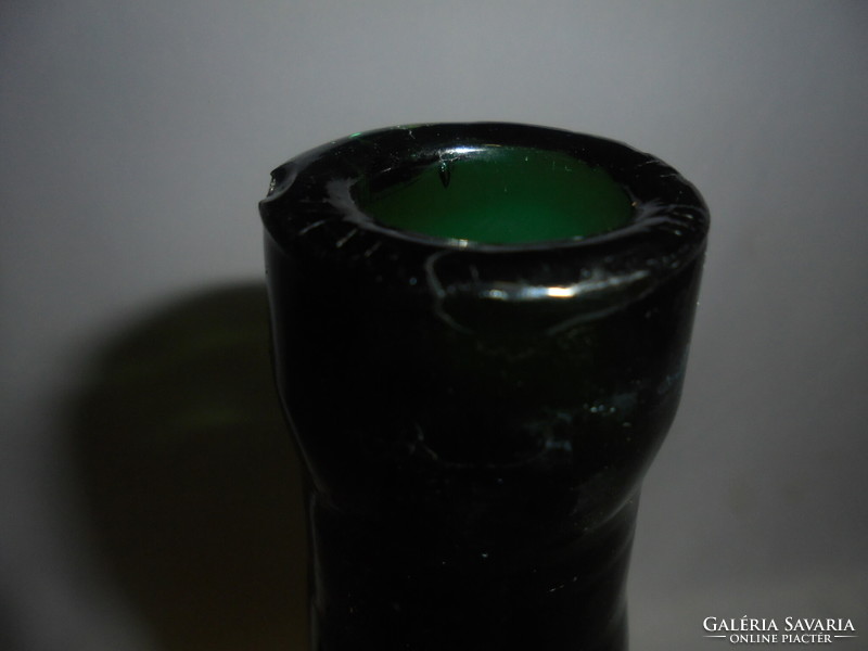 Régi, zöld színű demizson, lapos üveg