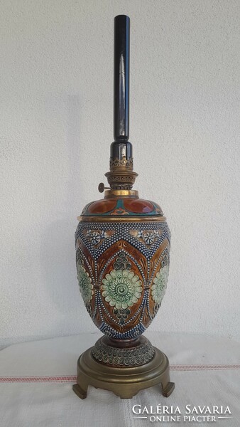 Doulton Lambeth historicizing table kerosene lamp, from 1882, large plastic majolica