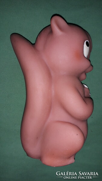 Retro PLASTOLUS szerelmes gumi mókus játék figura fehér rózsával 18 cm a képek szerint