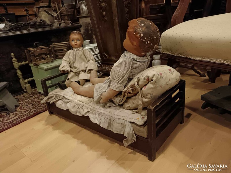 Babák, papírmasé fejű 1930-as évekből származó játékok, textil test, fa ágy, ágynemű, komplett szett