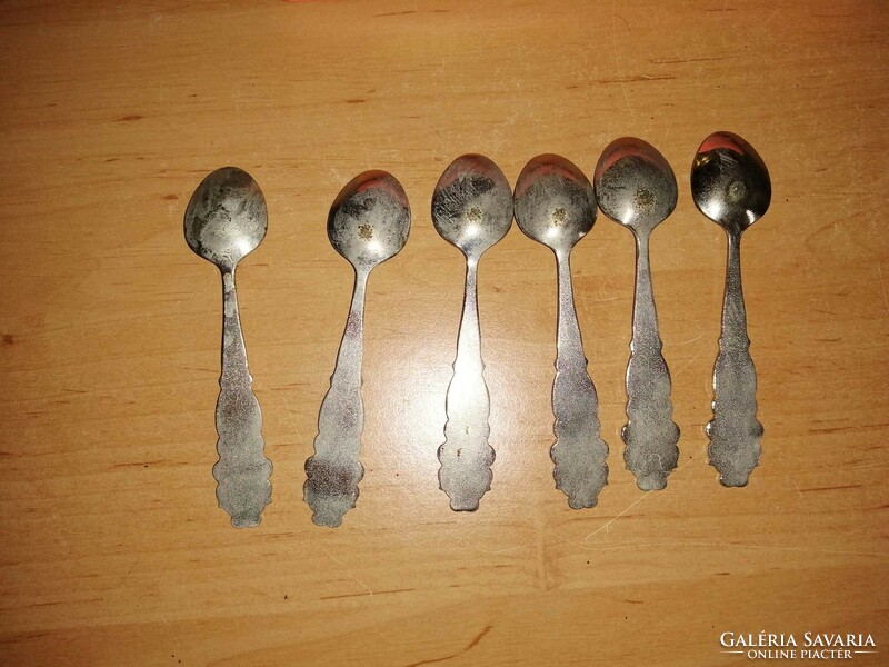 Retro small spoon set in box, 9.5 cm long (afp)