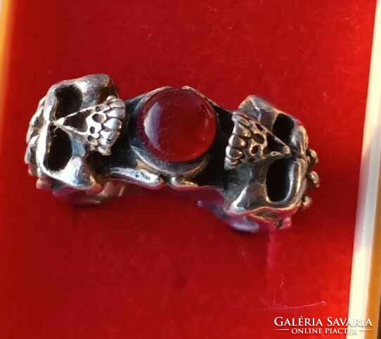 Siloe - robust death's head red stone silver ring