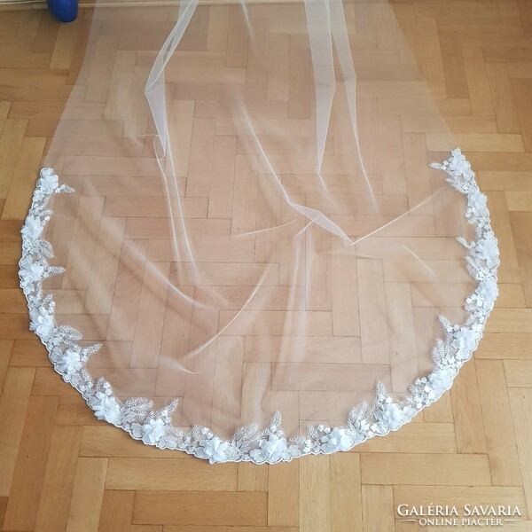 ÚJ, kézzel készített, 1 rétegű, 3D virágos, csipkés szélű HÓFEHÉR, 3 méteres menyasszonyi fátyol 94