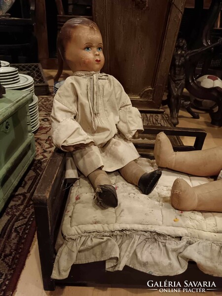 Dolls, papier-mâché head toys from the 1930s, textile body, wooden bed, bedding, complete set