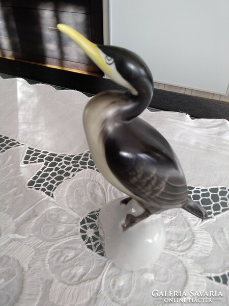 The cormorant bird from Hollóháza is one of the first pieces, hand painted!