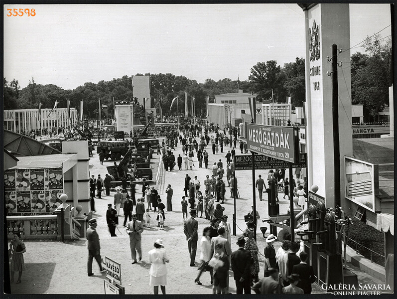 Nagyobb méret, Szendrő István fotóművészeti alkotása. Budapest, ipari vásár, haditechnika, 1930-as