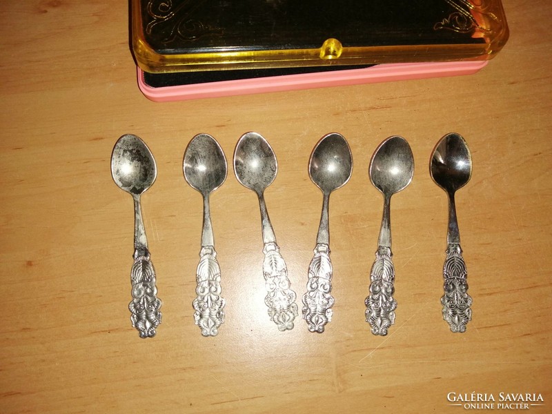 Retro small spoon set in box, 9.5 cm long (afp)