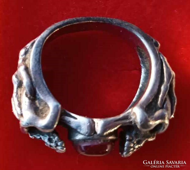 SILOE - Robosztus halálfejes vörösköves ezüst gyűrű