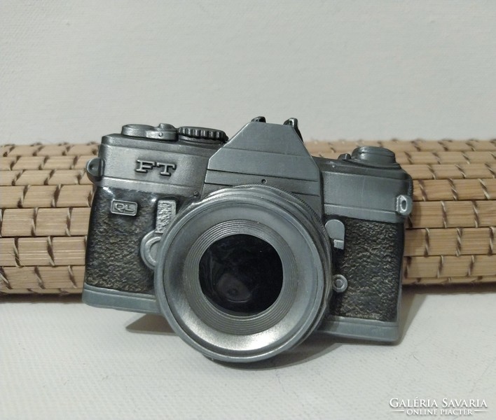 Solid metal belt buckle in the shape of a camera