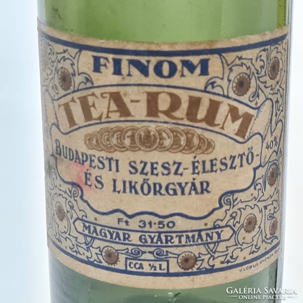 "Finom Tea-Rum, Budapesti Szesz-Élesztő- és Likőrgyár, CCA 1/2 L" címkés olajzöld rumosüveg (2890)
